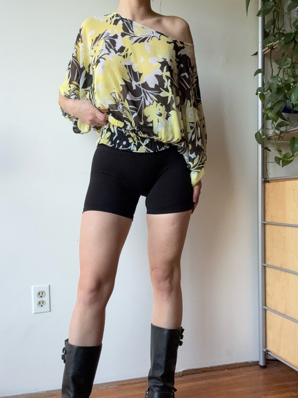 Laura yellow and black flowy Y2K  top